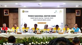 Suasana pembukaan Posko Nasional Sektor ESDM pada Senin, (15/12) di Gedung BPH Migas, Jakarta. Pembukaan posko ini dihadiri oleh Sekretaris Jenderal Kementerian ESDM, Ahmad Erani Yustika (keempat dari kiri), Kepala BPH Migas, Wahyudi Anas (ketiga dari kiri), Ketua Posko Nasional Sektor ESDM Nataru 2025/2026, Erika Retnowati (keempat dari kanan), Direktur Pembinaan Program Ketenagalistrikan Kementerian ESDM, Wanhar (kedua dari kanan), Direktur Retail dan Niaga PLN, Adi Priyanto (kanan), Sekretaris Direktorat Jenderal Migas Kementerian ESDM, Muhammad Rizwi Jilanisaf Hisjam (ketiga dari kanan), Kepala Pusat Vulkanologi dan Mitigasi Bencana Geologi (PVMBG), Hadi Wijaya (kedua dari kiri), dan Direktur Logistik dan Insfrastruktur Pertamina, Jaffe Arizon Suardin (kiri).