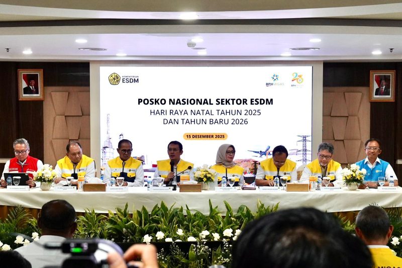 Suasana pembukaan Posko Nasional Sektor ESDM pada Senin, (15/12) di Gedung BPH Migas, Jakarta. Pembukaan posko ini dihadiri oleh Sekretaris Jenderal Kementerian ESDM, Ahmad Erani Yustika (keempat dari kiri), Kepala BPH Migas, Wahyudi Anas (ketiga dari kiri), Ketua Posko Nasional Sektor ESDM Nataru 2025/2026, Erika Retnowati (keempat dari kanan), Direktur Pembinaan Program Ketenagalistrikan Kementerian ESDM, Wanhar (kedua dari kanan), Direktur Retail dan Niaga PLN, Adi Priyanto (kanan), Sekretaris Direktorat Jenderal Migas Kementerian ESDM, Muhammad Rizwi Jilanisaf Hisjam (ketiga dari kanan), Kepala Pusat Vulkanologi dan Mitigasi Bencana Geologi (PVMBG), Hadi Wijaya (kedua dari kiri), dan Direktur Logistik dan Insfrastruktur Pertamina, Jaffe Arizon Suardin (kiri).
