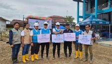 Penyerahan bantuan kemanusiaan untuk masyarakat terdampak banjir dan longsor di Kabupaten Aceh Tamiang oleh Direktur Utama PT PLN (Persero), Darmawan Prasodjo (keempat dari kiri), kepada Bupati Aceh Tamiang, Armia Pahmi (ketiga dari kanan) pada Selasa (16/12). PLN melalui program Tanggung Jawab Sosial dan Lingkungan (TJSL) dan Yayasan Baitul Maal (YBM) menyalurkan beragam bantuan pokok bagi warga terdampak bencana banjir dan longsor di Aceh Tamiang. Bantuan tersebut meliputi bahan pangan, pakaian layak pakai, fasilitas sanitasi dasar, tandon air bersih, serta hunian sementara untuk mendukung aktivitas masyarakat selama masa pemulihan.