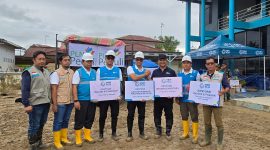 Penyerahan bantuan kemanusiaan untuk masyarakat terdampak banjir dan longsor di Kabupaten Aceh Tamiang oleh Direktur Utama PT PLN (Persero), Darmawan Prasodjo (keempat dari kiri), kepada Bupati Aceh Tamiang, Armia Pahmi (ketiga dari kanan) pada Selasa (16/12). PLN melalui program Tanggung Jawab Sosial dan Lingkungan (TJSL) dan Yayasan Baitul Maal (YBM) menyalurkan beragam bantuan pokok bagi warga terdampak bencana banjir dan longsor di Aceh Tamiang. Bantuan tersebut meliputi bahan pangan, pakaian layak pakai, fasilitas sanitasi dasar, tandon air bersih, serta hunian sementara untuk mendukung aktivitas masyarakat selama masa pemulihan.