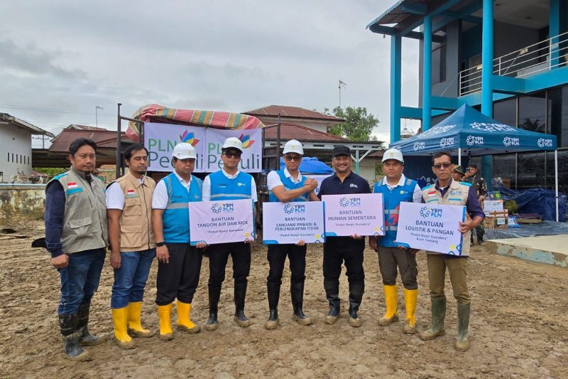Penyerahan bantuan kemanusiaan untuk masyarakat terdampak banjir dan longsor di Kabupaten Aceh Tamiang oleh Direktur Utama PT PLN (Persero), Darmawan Prasodjo (keempat dari kiri), kepada Bupati Aceh Tamiang, Armia Pahmi (ketiga dari kanan) pada Selasa (16/12). PLN melalui program Tanggung Jawab Sosial dan Lingkungan (TJSL) dan Yayasan Baitul Maal (YBM) menyalurkan beragam bantuan pokok bagi warga terdampak bencana banjir dan longsor di Aceh Tamiang. Bantuan tersebut meliputi bahan pangan, pakaian layak pakai, fasilitas sanitasi dasar, tandon air bersih, serta hunian sementara untuk mendukung aktivitas masyarakat selama masa pemulihan.
