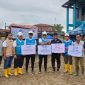 Penyerahan bantuan kemanusiaan untuk masyarakat terdampak banjir dan longsor di Kabupaten Aceh Tamiang oleh Direktur Utama PT PLN (Persero), Darmawan Prasodjo (keempat dari kiri), kepada Bupati Aceh Tamiang, Armia Pahmi (ketiga dari kanan) pada Selasa (16/12). PLN melalui program Tanggung Jawab Sosial dan Lingkungan (TJSL) dan Yayasan Baitul Maal (YBM) menyalurkan beragam bantuan pokok bagi warga terdampak bencana banjir dan longsor di Aceh Tamiang. Bantuan tersebut meliputi bahan pangan, pakaian layak pakai, fasilitas sanitasi dasar, tandon air bersih, serta hunian sementara untuk mendukung aktivitas masyarakat selama masa pemulihan.