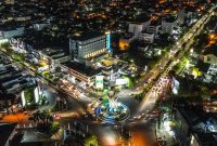 Tampak udara gemerlap lampu pada malam hari pascapulihnya kelistrikan Kota Banda Aceh (18/12).