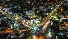 Tampak udara gemerlap lampu pada malam hari pascapulihnya kelistrikan Kota Banda Aceh (18/12).