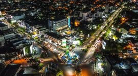 Tampak udara gemerlap lampu pada malam hari pascapulihnya kelistrikan Kota Banda Aceh (18/12).
