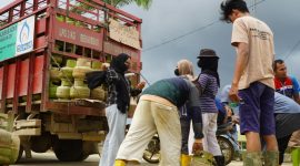  Pertamina melakukan operasi pasar gas LPG 3 Kg untuk masyarakat di Aceh Tamiang, pada Kamis (18/12/2025). Hal ini dilakukan guna mengamankan stok dan harga LPG 3 Kg di masyarakat.