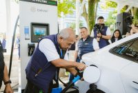 Ketua Komunitas Mobil Elektrik Indonesia, Arwani Hidayat, saat melakukan pengisian daya mobil listrik di Stasiun Pengisian Kendaraan Listrik Umum (SPKLU) Center PLN UP3 Bandung, Jawa Barat.