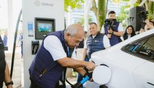 Ketua Komunitas Mobil Elektrik Indonesia, Arwani Hidayat, saat melakukan pengisian daya mobil listrik di Stasiun Pengisian Kendaraan Listrik Umum (SPKLU) Center PLN UP3 Bandung, Jawa Barat.