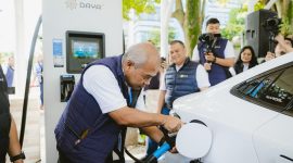 Ketua Komunitas Mobil Elektrik Indonesia, Arwani Hidayat, saat melakukan pengisian daya mobil listrik di Stasiun Pengisian Kendaraan Listrik Umum (SPKLU) Center PLN UP3 Bandung, Jawa Barat.