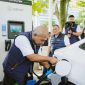 Ketua Komunitas Mobil Elektrik Indonesia, Arwani Hidayat, saat melakukan pengisian daya mobil listrik di Stasiun Pengisian Kendaraan Listrik Umum (SPKLU) Center PLN UP3 Bandung, Jawa Barat.