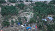 Tampilan dari udara alat berat atau crane yang PLN modifikasi menjadi tower darurat yang aman untuk mengganti salah satu tower terdampak parah oleh bencana di jalur transmisi 150 kV Pangkalan Brandan - Langsa, Aceh Tamiang.