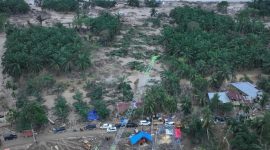 Tampilan dari udara alat berat atau crane yang PLN modifikasi menjadi tower darurat yang aman untuk mengganti salah satu tower terdampak parah oleh bencana di jalur transmisi 150 kV Pangkalan Brandan - Langsa, Aceh Tamiang.