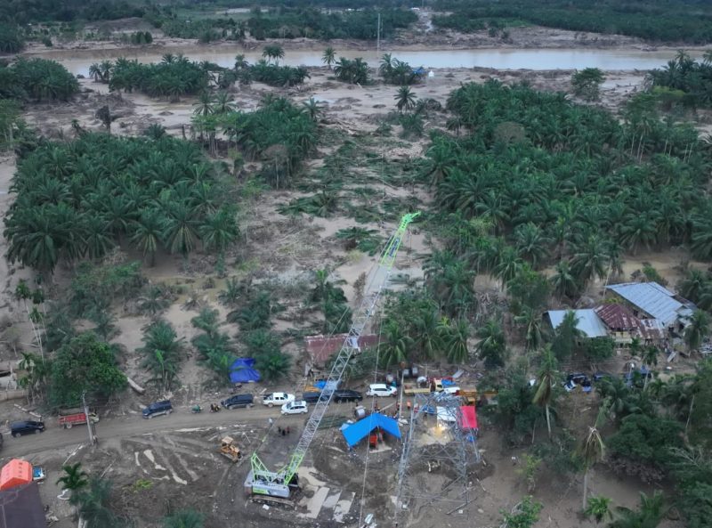 Tampilan dari udara alat berat atau crane yang PLN modifikasi menjadi tower darurat yang aman untuk mengganti salah satu tower terdampak parah oleh bencana di jalur transmisi 150 kV Pangkalan Brandan - Langsa, Aceh Tamiang.