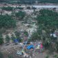 Tampilan dari udara alat berat atau crane yang PLN modifikasi menjadi tower darurat yang aman untuk mengganti salah satu tower terdampak parah oleh bencana di jalur transmisi 150 kV Pangkalan Brandan - Langsa, Aceh Tamiang.