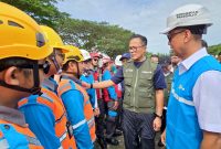 COO Danantara sekaligus Kepala BP BUMN, Dony Oskaria (kedua dari kanan) didampingi Direktur Utama PLN, Darmawan Prasodjo (kanan) menyapa dan memberikan semangat kepada relawan PLN yang turun membantu membantu masyarakat terdampak bencana setelah Apel Pelepasan Relawan BUMN Peduli pada Jumat (19/12) di Kualanamu, Deli Serdang, Sumatera Utara.