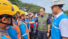 COO Danantara sekaligus Kepala BP BUMN, Dony Oskaria (kedua dari kanan) didampingi Direktur Utama PLN, Darmawan Prasodjo (kanan) menyapa dan memberikan semangat kepada relawan PLN yang turun membantu membantu masyarakat terdampak bencana setelah Apel Pelepasan Relawan BUMN Peduli pada Jumat (19/12) di Kualanamu, Deli Serdang, Sumatera Utara.