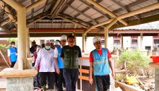 Chief Operating Officer (COO) Badan Pengelola Investasi Daya Anagata Nusantara (Danantara), Dony Oskaria (kedua dari kanan), didampingi Direktur Utama PLN, Darmawan Prasodjo (kedua dari kiri) turun langsung memastikan pemulihan fasilitas kesehatan dan layanan medis di RSUD Muda Sedia Aceh Tamiang, pada Jumat (19/12), berjalan cepat dan aman.