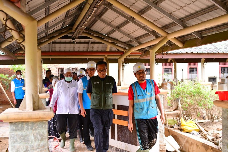 Chief Operating Officer (COO) Badan Pengelola Investasi Daya Anagata Nusantara (Danantara), Dony Oskaria (kedua dari kanan), didampingi Direktur Utama PLN, Darmawan Prasodjo (kedua dari kiri) turun langsung memastikan pemulihan fasilitas kesehatan dan layanan medis di RSUD Muda Sedia Aceh Tamiang, pada Jumat (19/12), berjalan cepat dan aman.