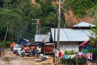 Petugas PLN sedang memperbaiki konstruksi jaringan listrik di Desa Lubuk Sibuk, Kuala Simpang, Aceh Tamiang. Jaringan listrik ini merupakan salah satu yang terdampak oleh banjir dan tanah longsor yang sempat melanda wilayah tersebut.