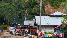 Petugas PLN sedang memperbaiki konstruksi jaringan listrik di Desa Lubuk Sibuk, Kuala Simpang, Aceh Tamiang. Jaringan listrik ini merupakan salah satu yang terdampak oleh banjir dan tanah longsor yang sempat melanda wilayah tersebut.