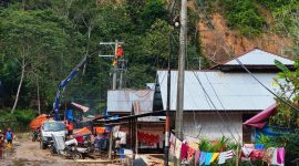 Petugas PLN sedang memperbaiki konstruksi jaringan listrik di Desa Lubuk Sibuk, Kuala Simpang, Aceh Tamiang. Jaringan listrik ini merupakan salah satu yang terdampak oleh banjir dan tanah longsor yang sempat melanda wilayah tersebut.