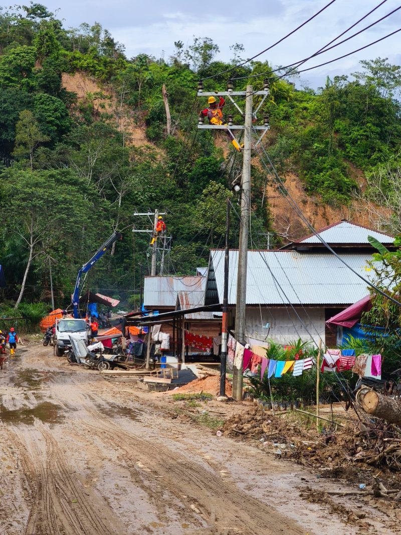 Petugas PLN sedang memperbaiki konstruksi jaringan listrik di Desa Lubuk Sibuk, Kuala Simpang, Aceh Tamiang. Jaringan listrik ini merupakan salah satu yang terdampak oleh banjir dan tanah longsor yang sempat melanda wilayah tersebut.