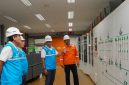 Direktur Utama PLN Nusantara Power Ruly Firmansyah (dua dari kanan), Direktur Operasi Pembangkitan Gas PLN Nusantara Power Komang Parmita (kiri), Sekretaris Perusahaan PLN Nusantara Power Hamidi Hamid (dua dari kiri), serta Manager Unit Pembangkitan Arun Prihanto Budi Wardoyo saat meninjau Central Control Room UP Arun di Aceh. PLN Nusantara Power siap siaga mendukung upaya penormalan listrik di sekitar Aceh.