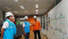 Direktur Utama PLN Nusantara Power Ruly Firmansyah (dua dari kanan), Direktur Operasi Pembangkitan Gas PLN Nusantara Power Komang Parmita (kiri), Sekretaris Perusahaan PLN Nusantara Power Hamidi Hamid (dua dari kiri), serta Manager Unit Pembangkitan Arun Prihanto Budi Wardoyo saat meninjau Central Control Room UP Arun di Aceh. PLN Nusantara Power siap siaga mendukung upaya penormalan listrik di sekitar Aceh.