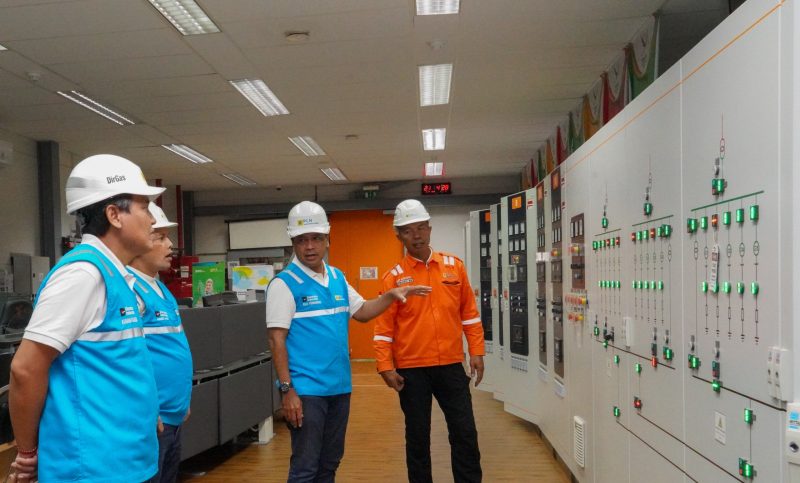 Direktur Utama PLN Nusantara Power Ruly Firmansyah (dua dari kanan), Direktur Operasi Pembangkitan Gas PLN Nusantara Power Komang Parmita (kiri), Sekretaris Perusahaan PLN Nusantara Power Hamidi Hamid (dua dari kiri), serta Manager Unit Pembangkitan Arun Prihanto Budi Wardoyo saat meninjau Central Control Room UP Arun di Aceh. PLN Nusantara Power siap siaga mendukung upaya penormalan listrik di sekitar Aceh.