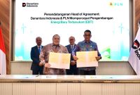 Penandatanganan HoA antara Danantara Indonesia melalui Danantara Investment Management (DIM) yang diwakili oleh Chief Investment Officer Danantara Indonesia, Pandu Patria Sjahrir (depan kiri) dengan PT PLN (Persero) yang diwakili oleh Direktur Utama PLN, Darmawan Prasodjo (depan kanan) disaksikan oleh Chief Executive Officer Danantara Indonesia, Rosan Roeslani (belakang kanan) dan Chief Technology Officer Danantara Indonesia, Sigit Puji Santosa (belakang kiri).