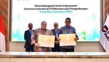 Penandatanganan HoA antara Danantara Indonesia melalui Danantara Investment Management (DIM) yang diwakili oleh Chief Investment Officer Danantara Indonesia, Pandu Patria Sjahrir (depan kiri) dengan PT PLN (Persero) yang diwakili oleh Direktur Utama PLN, Darmawan Prasodjo (depan kanan) disaksikan oleh Chief Executive Officer Danantara Indonesia, Rosan Roeslani (belakang kanan) dan Chief Technology Officer Danantara Indonesia, Sigit Puji Santosa (belakang kiri).
