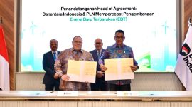 Penandatanganan HoA antara Danantara Indonesia melalui Danantara Investment Management (DIM) yang diwakili oleh Chief Investment Officer Danantara Indonesia, Pandu Patria Sjahrir (depan kiri) dengan PT PLN (Persero) yang diwakili oleh Direktur Utama PLN, Darmawan Prasodjo (depan kanan) disaksikan oleh Chief Executive Officer Danantara Indonesia, Rosan Roeslani (belakang kanan) dan Chief Technology Officer Danantara Indonesia, Sigit Puji Santosa (belakang kiri).