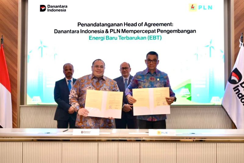 Penandatanganan HoA antara Danantara Indonesia melalui Danantara Investment Management (DIM) yang diwakili oleh Chief Investment Officer Danantara Indonesia, Pandu Patria Sjahrir (depan kiri) dengan PT PLN (Persero) yang diwakili oleh Direktur Utama PLN, Darmawan Prasodjo (depan kanan) disaksikan oleh Chief Executive Officer Danantara Indonesia, Rosan Roeslani (belakang kanan) dan Chief Technology Officer Danantara Indonesia, Sigit Puji Santosa (belakang kiri).
