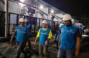 Direktur Manajemen Pembangkitan PLN, Rizal Calvary Marimbo (tengah) turun langsung memastikan PLTD Krueng Raya di Kabupaten Aceh Besar beroperasi optimal untuk perkuatan kelistrikan Banda Aceh ( foto: PLN )