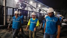 Direktur Manajemen Pembangkitan PLN, Rizal Calvary Marimbo (tengah) turun langsung memastikan PLTD Krueng Raya di Kabupaten Aceh Besar beroperasi optimal untuk perkuatan kelistrikan Banda Aceh ( foto: PLN )
