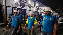 Direktur Manajemen Pembangkitan PLN, Rizal Calvary Marimbo (tengah) turun langsung memastikan PLTD Krueng Raya di Kabupaten Aceh Besar beroperasi optimal untuk perkuatan kelistrikan Banda Aceh ( foto: PLN )