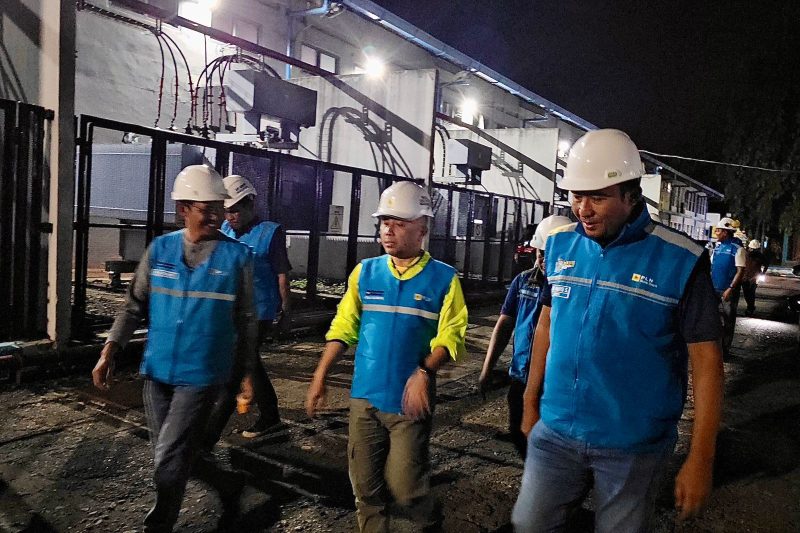 Direktur Manajemen Pembangkitan PLN, Rizal Calvary Marimbo (tengah) turun langsung memastikan PLTD Krueng Raya di Kabupaten Aceh Besar beroperasi optimal untuk perkuatan kelistrikan Banda Aceh ( foto: PLN )