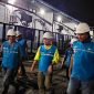 Direktur Manajemen Pembangkitan PLN, Rizal Calvary Marimbo (tengah) turun langsung memastikan PLTD Krueng Raya di Kabupaten Aceh Besar beroperasi optimal untuk perkuatan kelistrikan Banda Aceh ( foto: PLN )