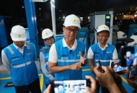 Usai memastikan langsung kesiapan SPKLU di Rest Area 228 A Cirebon, Jawa Barat pada Selasa tengah malam (23/12), Direktur Utama PLN, Darmawan Prasodjo (kedua dari kanan) menjelaskan bahwa secara nasional, pihaknya menyiagakan 4.516 unit SPKLU yang tersebar di 2.935 titik strategis di berbagai wilayah guna memastikan ketersediaan layanan pengisian daya kendaraan listrik tetap andal bagi masyarakat sepanjang periode Nataru.