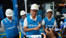 Usai memastikan langsung kesiapan SPKLU di Rest Area 228 A Cirebon, Jawa Barat pada Selasa tengah malam (23/12), Direktur Utama PLN, Darmawan Prasodjo (kedua dari kanan) menjelaskan bahwa secara nasional, pihaknya menyiagakan 4.516 unit SPKLU yang tersebar di 2.935 titik strategis di berbagai wilayah guna memastikan ketersediaan layanan pengisian daya kendaraan listrik tetap andal bagi masyarakat sepanjang periode Nataru.