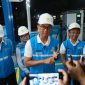 Usai memastikan langsung kesiapan SPKLU di Rest Area 228 A Cirebon, Jawa Barat pada Selasa tengah malam (23/12), Direktur Utama PLN, Darmawan Prasodjo (kedua dari kanan) menjelaskan bahwa secara nasional, pihaknya menyiagakan 4.516 unit SPKLU yang tersebar di 2.935 titik strategis di berbagai wilayah guna memastikan ketersediaan layanan pengisian daya kendaraan listrik tetap andal bagi masyarakat sepanjang periode Nataru.