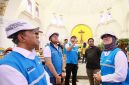 Direktur Utama PLN, Darmawan Prasodjo (tengah) bersama Kepala Gereja Katedral Santa Perawan Maria Ratu Rosario Suci Semarang, Romo Yosafat Dhani Puspantoro Pr (kedua dari kanan), Direktur Distribusi PLN, Arsyadany G. Akmalaputri (kanan), Direktur Legal dan Manajemen Human Capital PLN, Yusuf Didi Setiarto (kiri), dan General Manager PLN UID Jateng & DIY, Bramantyo Anggun Pambudi (kedua dari kiri) saat meninjau langsung kelistrikan di Gereja Katedral Santa Perawan Maria Ratu Rosario Suci Semarang untuk memastikan ibadah Natal berjalan dengan khidmat tanpa gangguan.