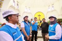 Direktur Utama PLN, Darmawan Prasodjo (tengah) bersama Kepala Gereja Katedral Santa Perawan Maria Ratu Rosario Suci Semarang, Romo Yosafat Dhani Puspantoro Pr (kedua dari kanan), Direktur Distribusi PLN, Arsyadany G. Akmalaputri (kanan), Direktur Legal dan Manajemen Human Capital PLN, Yusuf Didi Setiarto (kiri), dan General Manager PLN UID Jateng & DIY, Bramantyo Anggun Pambudi (kedua dari kiri) saat meninjau langsung kelistrikan di Gereja Katedral Santa Perawan Maria Ratu Rosario Suci Semarang untuk memastikan ibadah Natal berjalan dengan khidmat tanpa gangguan.