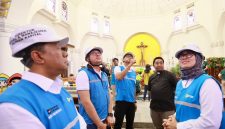 Direktur Utama PLN, Darmawan Prasodjo (tengah) bersama Kepala Gereja Katedral Santa Perawan Maria Ratu Rosario Suci Semarang, Romo Yosafat Dhani Puspantoro Pr (kedua dari kanan), Direktur Distribusi PLN, Arsyadany G. Akmalaputri (kanan), Direktur Legal dan Manajemen Human Capital PLN, Yusuf Didi Setiarto (kiri), dan General Manager PLN UID Jateng & DIY, Bramantyo Anggun Pambudi (kedua dari kiri) saat meninjau langsung kelistrikan di Gereja Katedral Santa Perawan Maria Ratu Rosario Suci Semarang untuk memastikan ibadah Natal berjalan dengan khidmat tanpa gangguan.