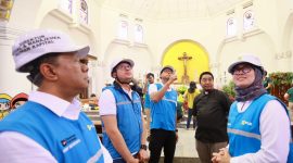 Direktur Utama PLN, Darmawan Prasodjo (tengah) bersama Kepala Gereja Katedral Santa Perawan Maria Ratu Rosario Suci Semarang, Romo Yosafat Dhani Puspantoro Pr (kedua dari kanan), Direktur Distribusi PLN, Arsyadany G. Akmalaputri (kanan), Direktur Legal dan Manajemen Human Capital PLN, Yusuf Didi Setiarto (kiri), dan General Manager PLN UID Jateng & DIY, Bramantyo Anggun Pambudi (kedua dari kiri) saat meninjau langsung kelistrikan di Gereja Katedral Santa Perawan Maria Ratu Rosario Suci Semarang untuk memastikan ibadah Natal berjalan dengan khidmat tanpa gangguan.