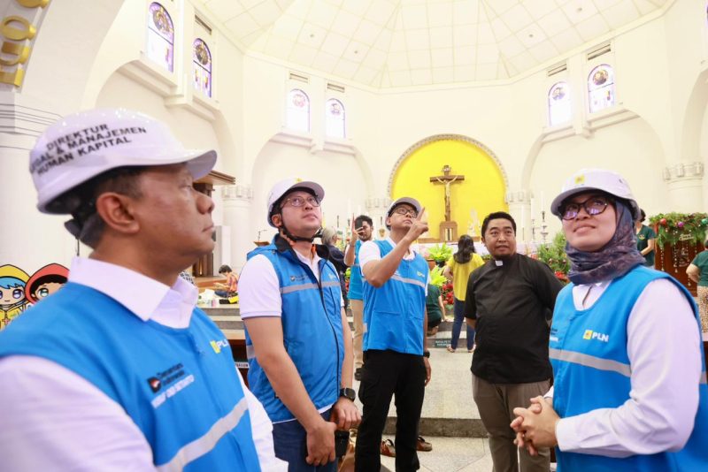 Direktur Utama PLN, Darmawan Prasodjo (tengah) bersama Kepala Gereja Katedral Santa Perawan Maria Ratu Rosario Suci Semarang, Romo Yosafat Dhani Puspantoro Pr (kedua dari kanan), Direktur Distribusi PLN, Arsyadany G. Akmalaputri (kanan), Direktur Legal dan Manajemen Human Capital PLN, Yusuf Didi Setiarto (kiri), dan General Manager PLN UID Jateng & DIY, Bramantyo Anggun Pambudi (kedua dari kiri) saat meninjau langsung kelistrikan di Gereja Katedral Santa Perawan Maria Ratu Rosario Suci Semarang untuk memastikan ibadah Natal berjalan dengan khidmat tanpa gangguan.