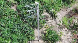 Tampak udara emergency tower untuk jalur kedua transmisi Arun-Bireuen yang berhasil beroperasi pada Rabu (24/12). Jalur ini melengkapi jaringan transmisi utama Arun–Bireuen dan Langsa–Pangkalan Brandan, sehingga pasokan listrik ke wilayah Aceh dapat lebih optimal.