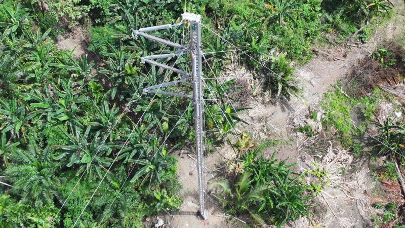 Tampak udara emergency tower untuk jalur kedua transmisi Arun-Bireuen yang berhasil beroperasi pada Rabu (24/12). Jalur ini melengkapi jaringan transmisi utama Arun–Bireuen dan Langsa–Pangkalan Brandan, sehingga pasokan listrik ke wilayah Aceh dapat lebih optimal.