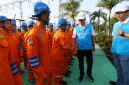 Direktur Utama PLN, Darmawan Prasodjo (kedua dari kanan) dan General Manager PLN Unit Induk Transmisi Jawa Bagian Timur, Handy Wihartady (kanan) ketika meninjau langsung personel Gardu Induk Tegangan Ekstra Tinggi (GITET) 500 kilovolt (kV) Pedan, di Klaten, Jawa Tengah pada Kamis (25/12). Darmawan menjelaskan, 69.000 personel PLN yang tersebar di 3.402 posko seluruh Indonesia masih terus bersiaga 24 jam nonstop untuk mengawal keandalan pasokan listrik hingga akhir periode Siaga Natal 2025 dan Tahun Baru 2026 (Nataru).