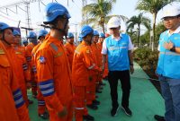 Direktur Utama PLN, Darmawan Prasodjo (kedua dari kanan) dan General Manager PLN Unit Induk Transmisi Jawa Bagian Timur, Handy Wihartady (kanan) ketika meninjau langsung personel Gardu Induk Tegangan Ekstra Tinggi (GITET) 500 kilovolt (kV) Pedan, di Klaten, Jawa Tengah pada Kamis (25/12). Darmawan menjelaskan, 69.000 personel PLN yang tersebar di 3.402 posko seluruh Indonesia masih terus bersiaga 24 jam nonstop untuk mengawal keandalan pasokan listrik hingga akhir periode Siaga Natal 2025 dan Tahun Baru 2026 (Nataru).